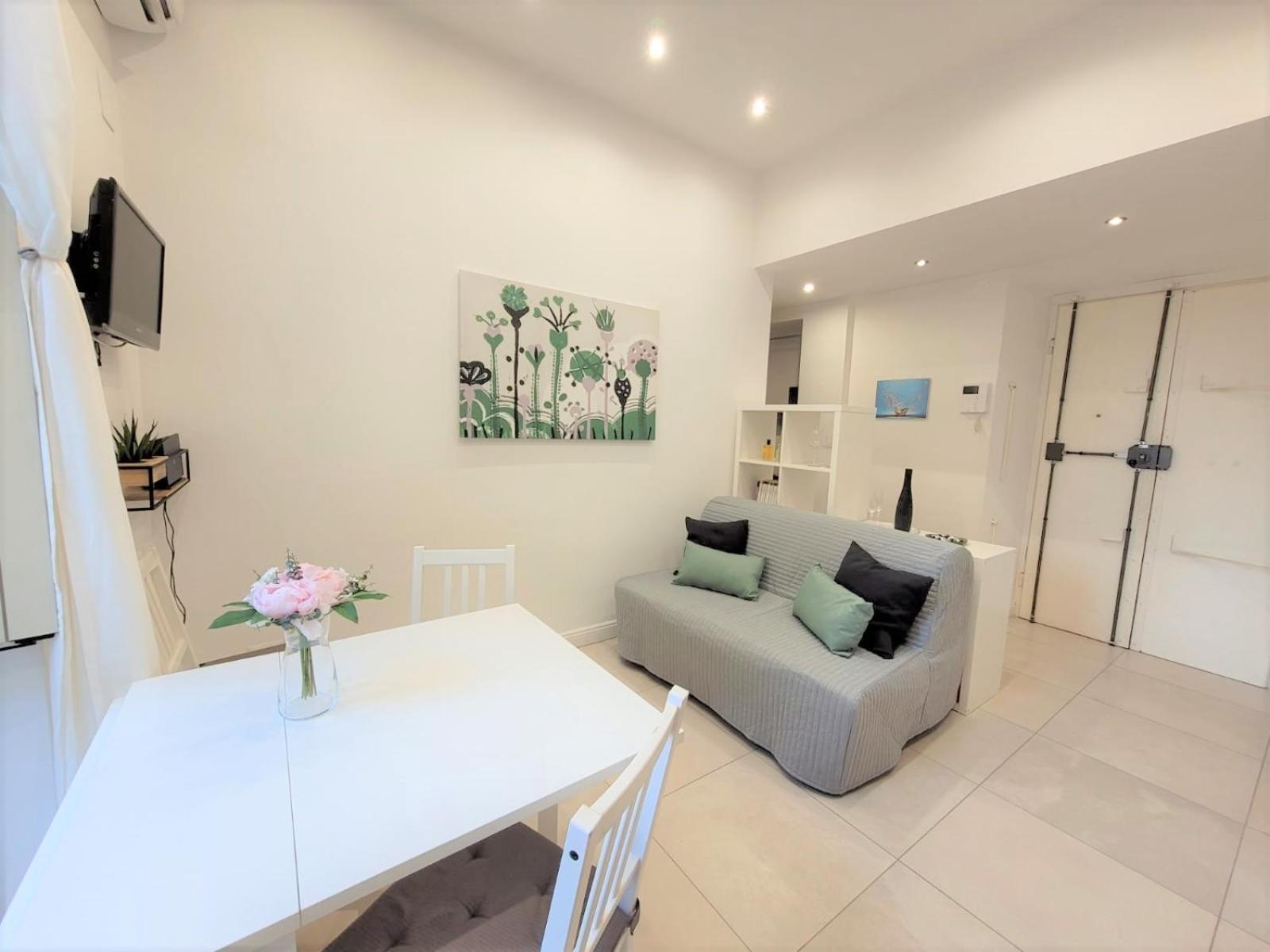 Apartamento Castro Pretorio -1st Floor Of Historic Mansion With Lift, Comfortable, Baby Friendly, Bike Parking, Quiet And Guarded Area In Front Of Officers Headquarters 5 Minutes Walk From Termini Railway & Metro Station - Genuine Guest Care In 4 Lang