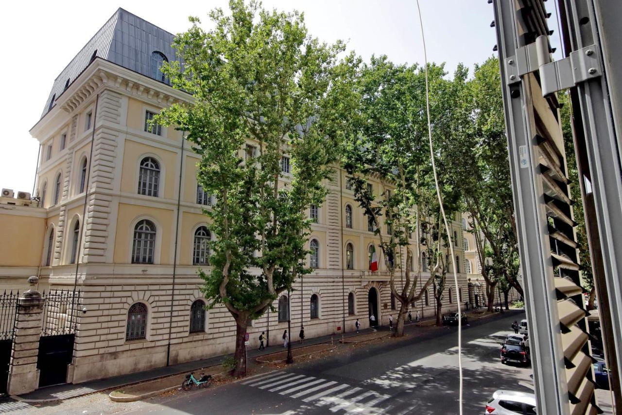 Apartamento Castro Pretorio -1st Floor Of Historic Mansion With Lift, Comfortable, Baby Friendly, Bike Parking, Quiet And Guarded Area In Front Of Officers Headquarters 5 Minutes Walk From Termini Railway & Metro Station - Genuine Guest Care In 4 Lang