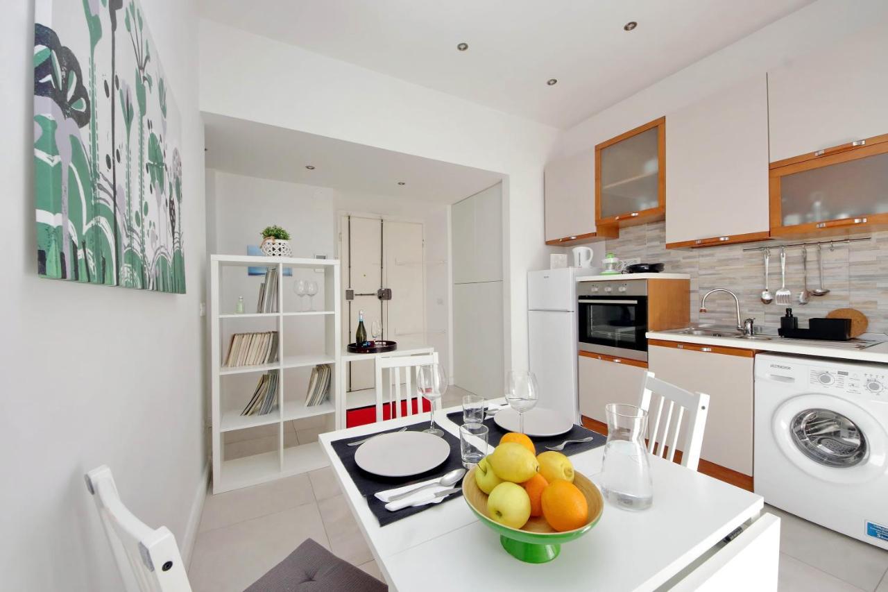 Castro Pretorio -1st Floor Of Historic Mansion With Lift, Comfortable, Baby Friendly, Bike Parking, Quiet And Guarded Area In Front Of Officers Headquarters 5 Minutes Walk From Termini Railway & Metro Station - Genuine Guest Care In 4 Lang Apartamento *